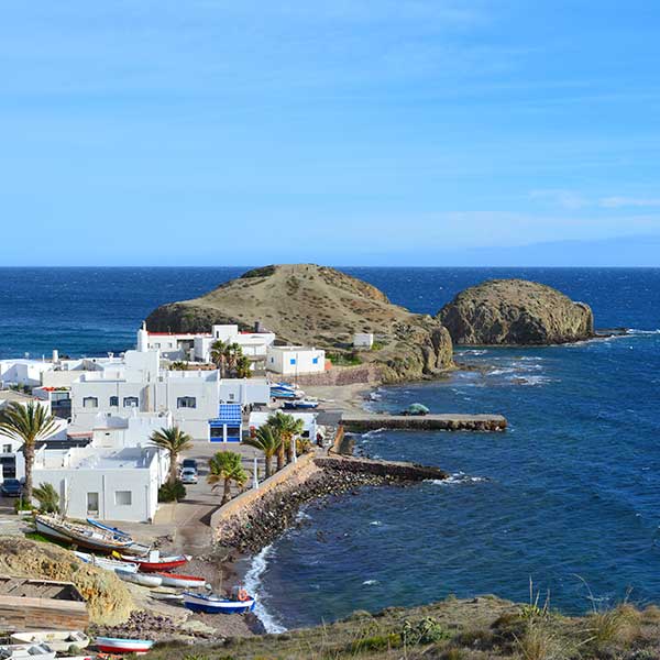 Uno de los encantos de Cabo de Gata está en sus pueblos. Conoce San José, Las Negras, Agua Amarga, La Isleta, Rodalquilar, Cabo de Gata.