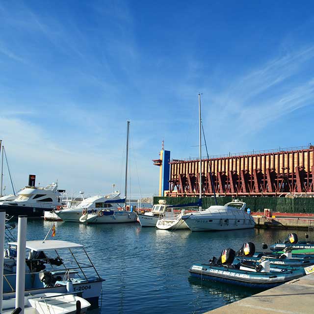 Cuenta con los siguientes servicios: varadero, grúa y talleres, marina seca, efectos navales, surtidor de combustible, amarres con electricidad y agua.