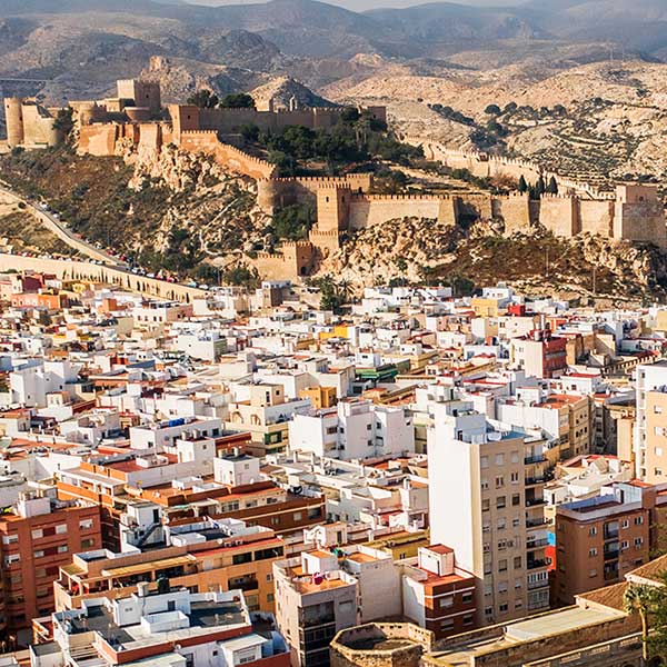 Almería capital cuenta con una población aprox. de 170.000 .Descubre que hacer y ver:
playas,alcazaba,mini hollywood,refugios guerra civil,paseo marítimo