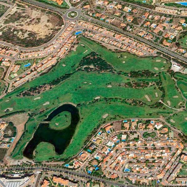 El campo de golf de Almerimar consta de 27 hoyos, un campo de 18 hoyos y otro de 9 ✅ Par 72. y recorrido máximo  de 5981m