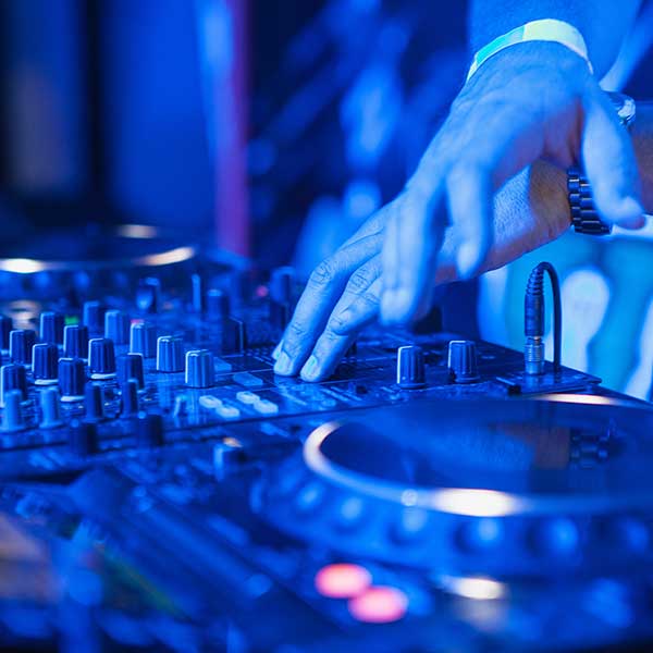 Este club discoteca de Mojácar organiza durante el verano fiestas especiales, con la participación de DJs e invitados famosos  de la TV