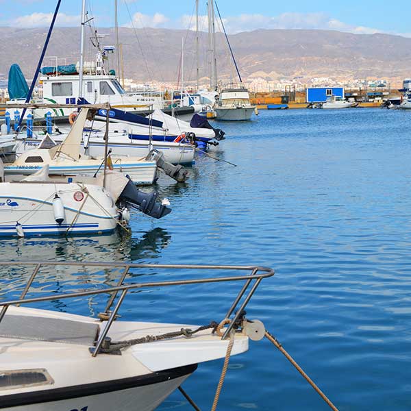 La marina de Roquetas de Mar se encuentra en el centro de la población. Puerto deportivo con 243 plazas y un máximo de 15 metros de eslora.